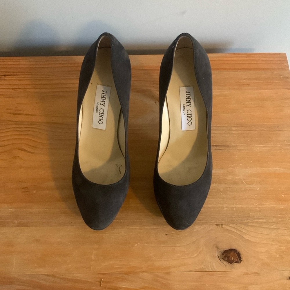 IMMACULATE JIMMY CHOO GREY SUEDE HEELS